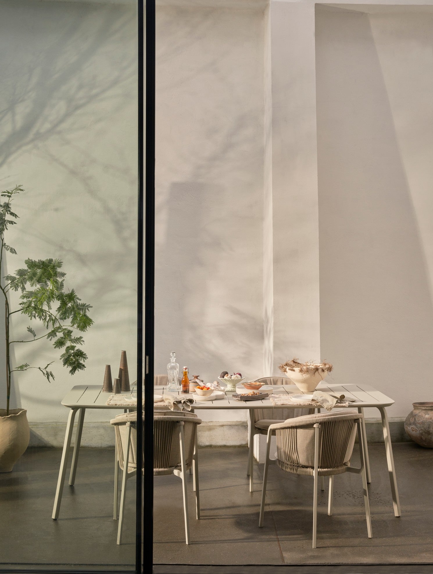 Buiten tafel LAGRASSE lichtgrijs