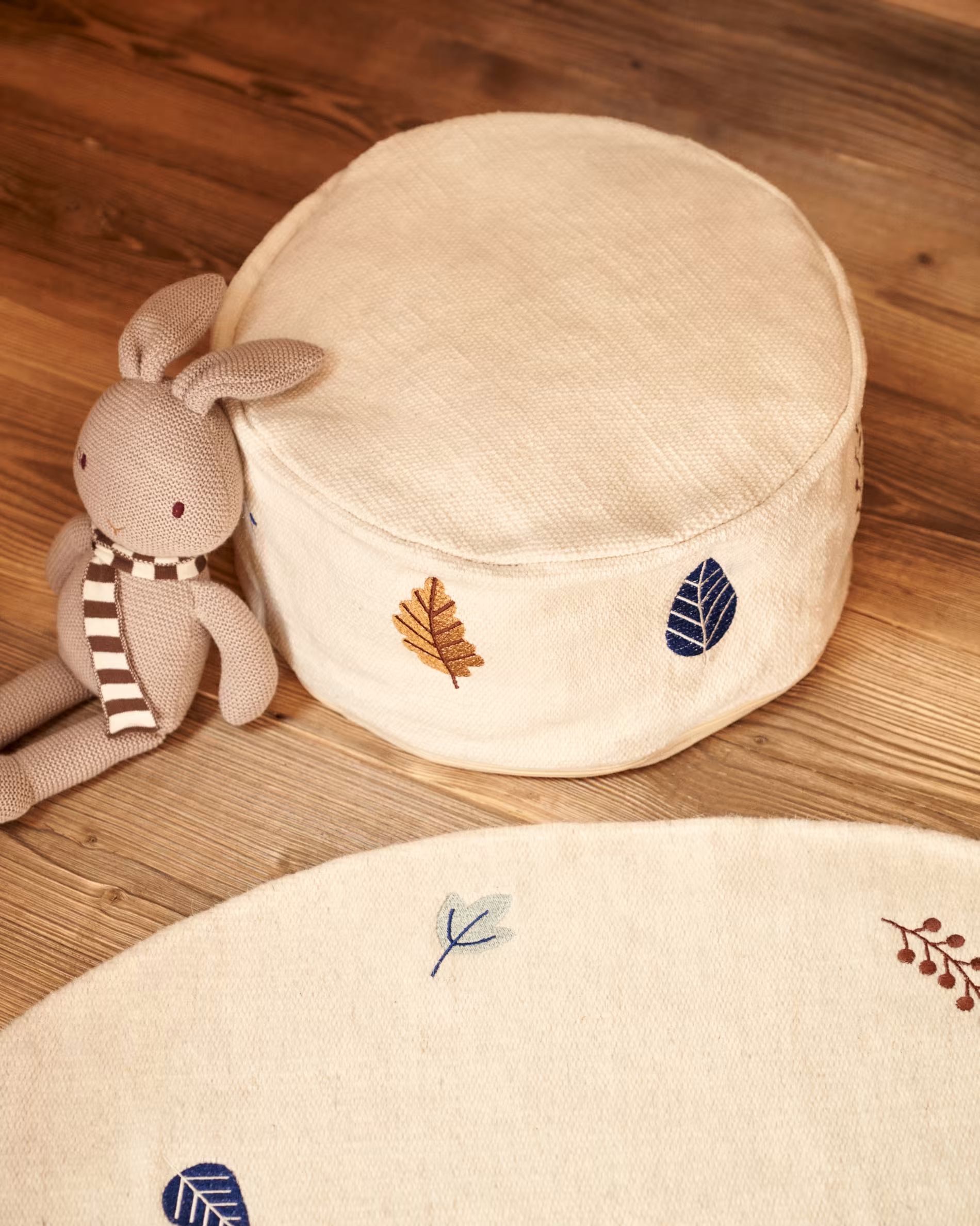 Puf dziecięcy YANIL biały La Forma    Eye on Design