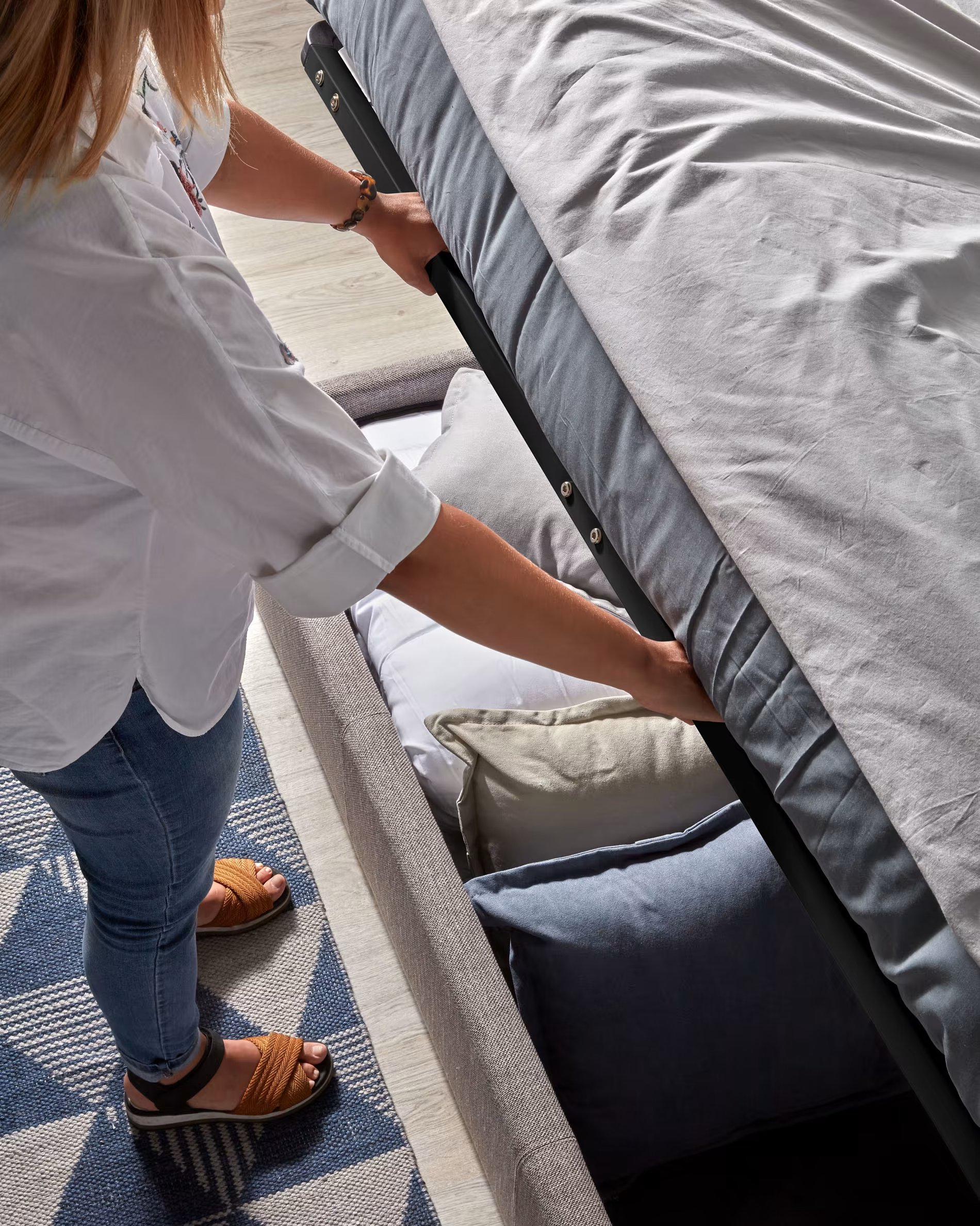 Łóżko z pojemnikiem na pościel NAHIRI szary La Forma    Eye on Design