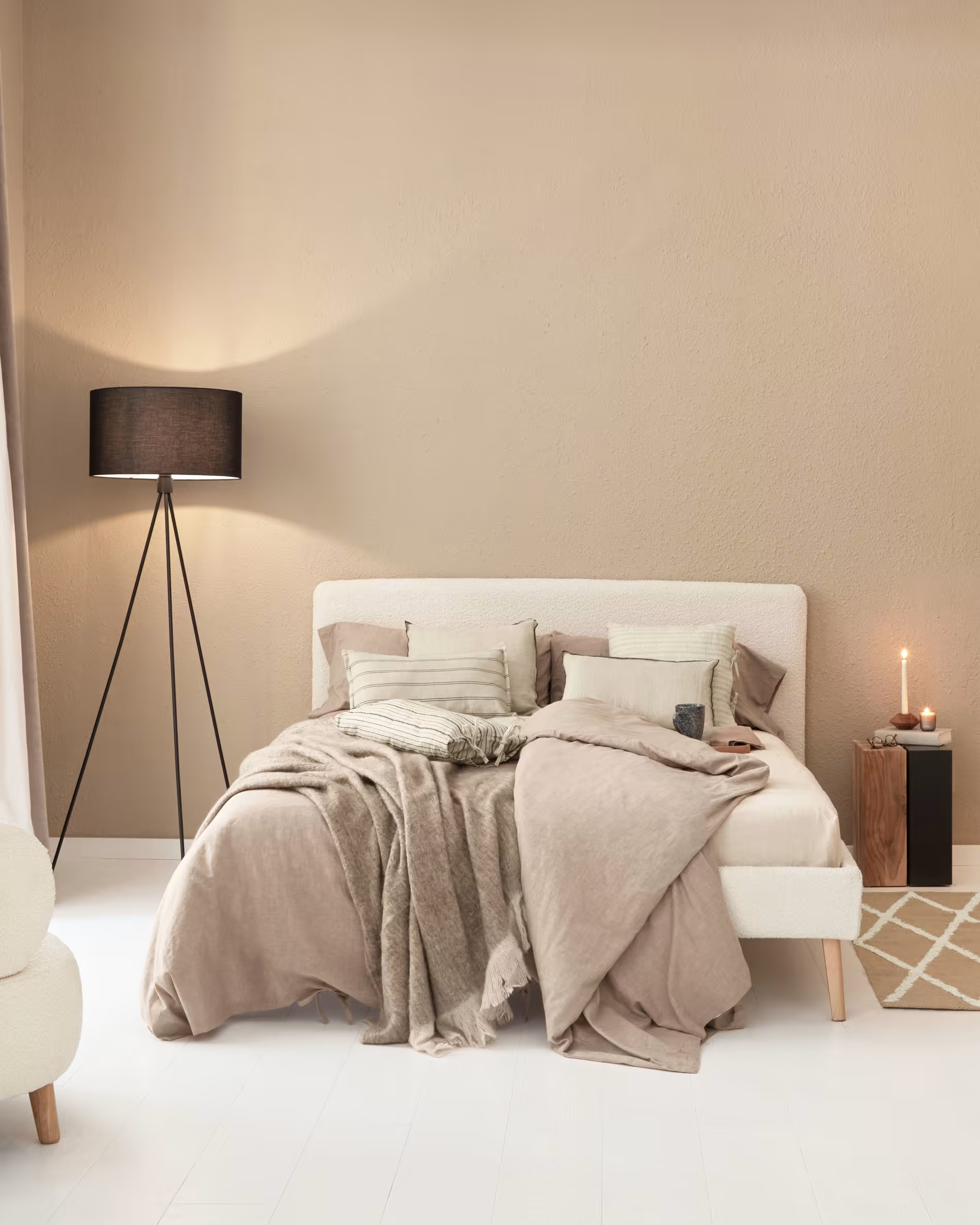 Łóżko DYLA biały boucle La Forma    Eye on Design