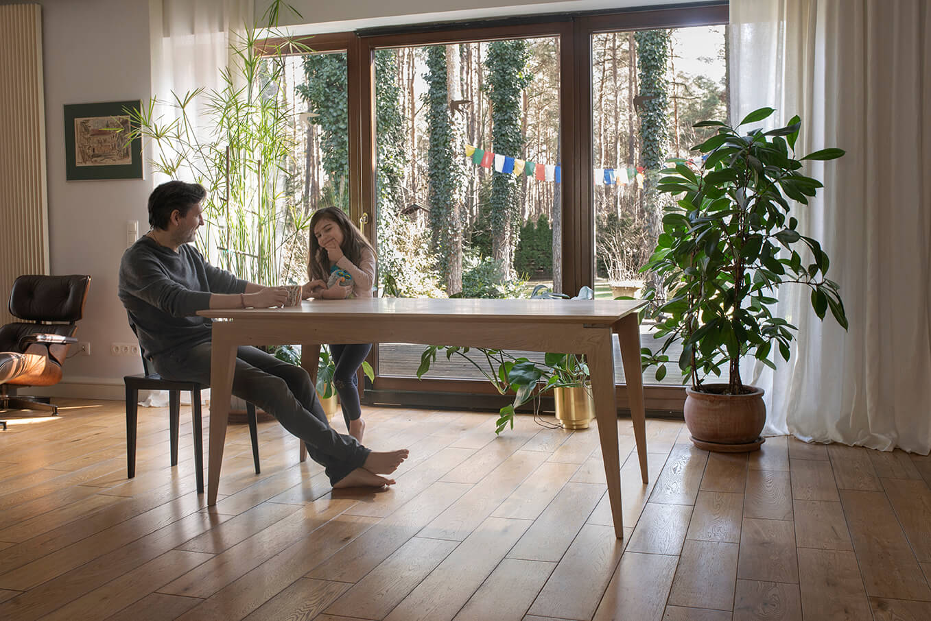 WIDEN extendable table black oak