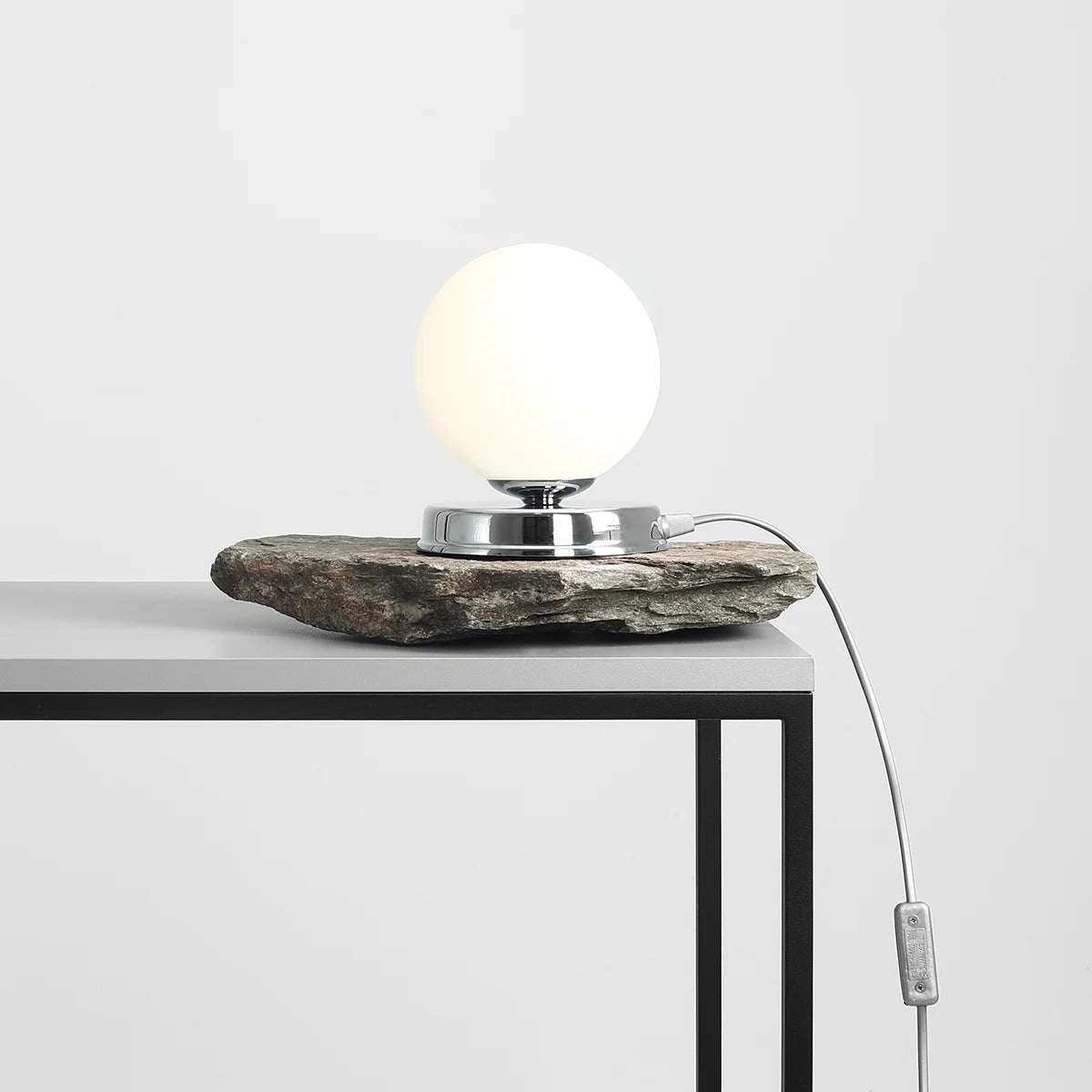 Lampa biurkowa BALL chromowany Artera    Eye on Design