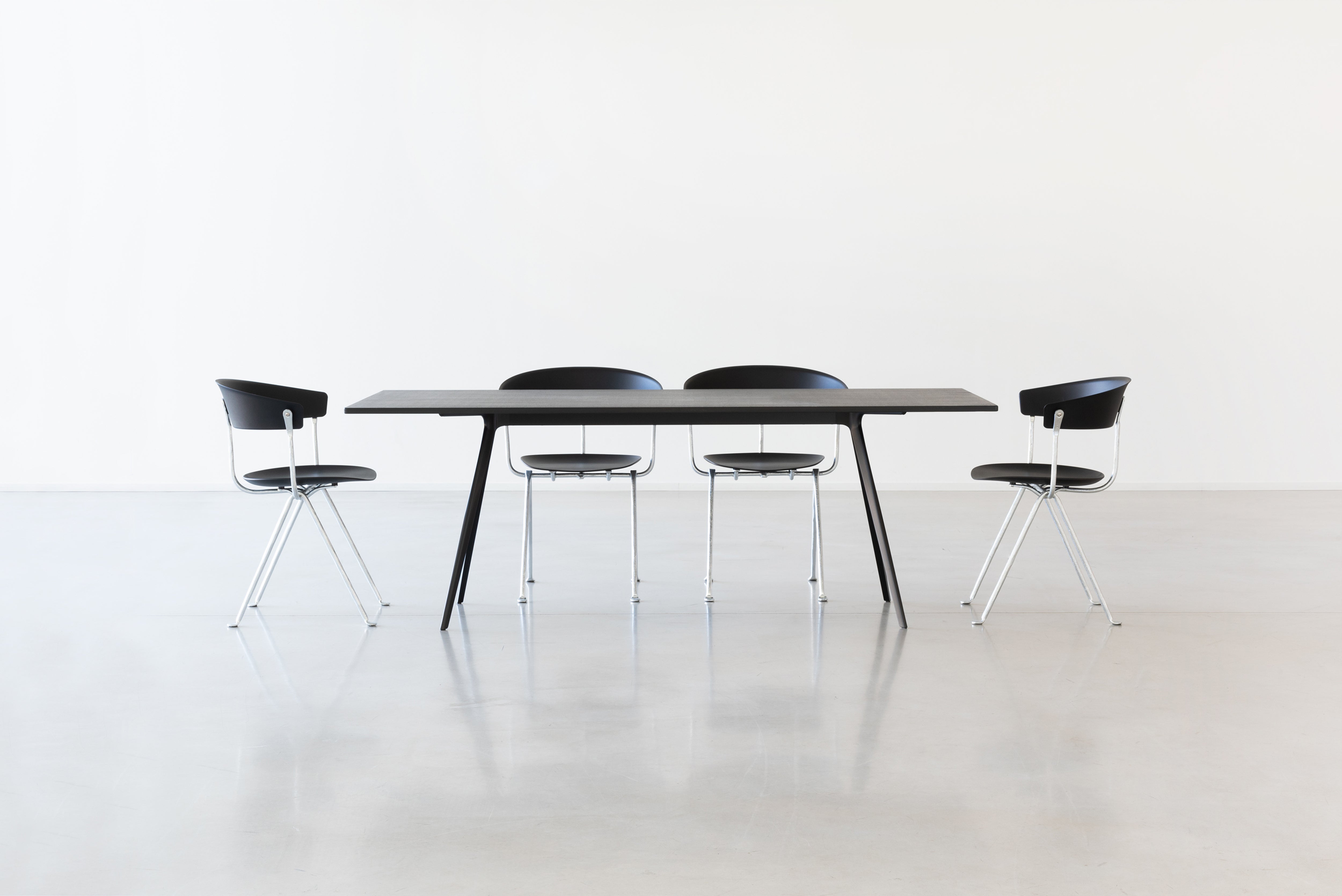 Krzesło OFFICINA antracytowa rama czarna skóra Magis    Eye on Design