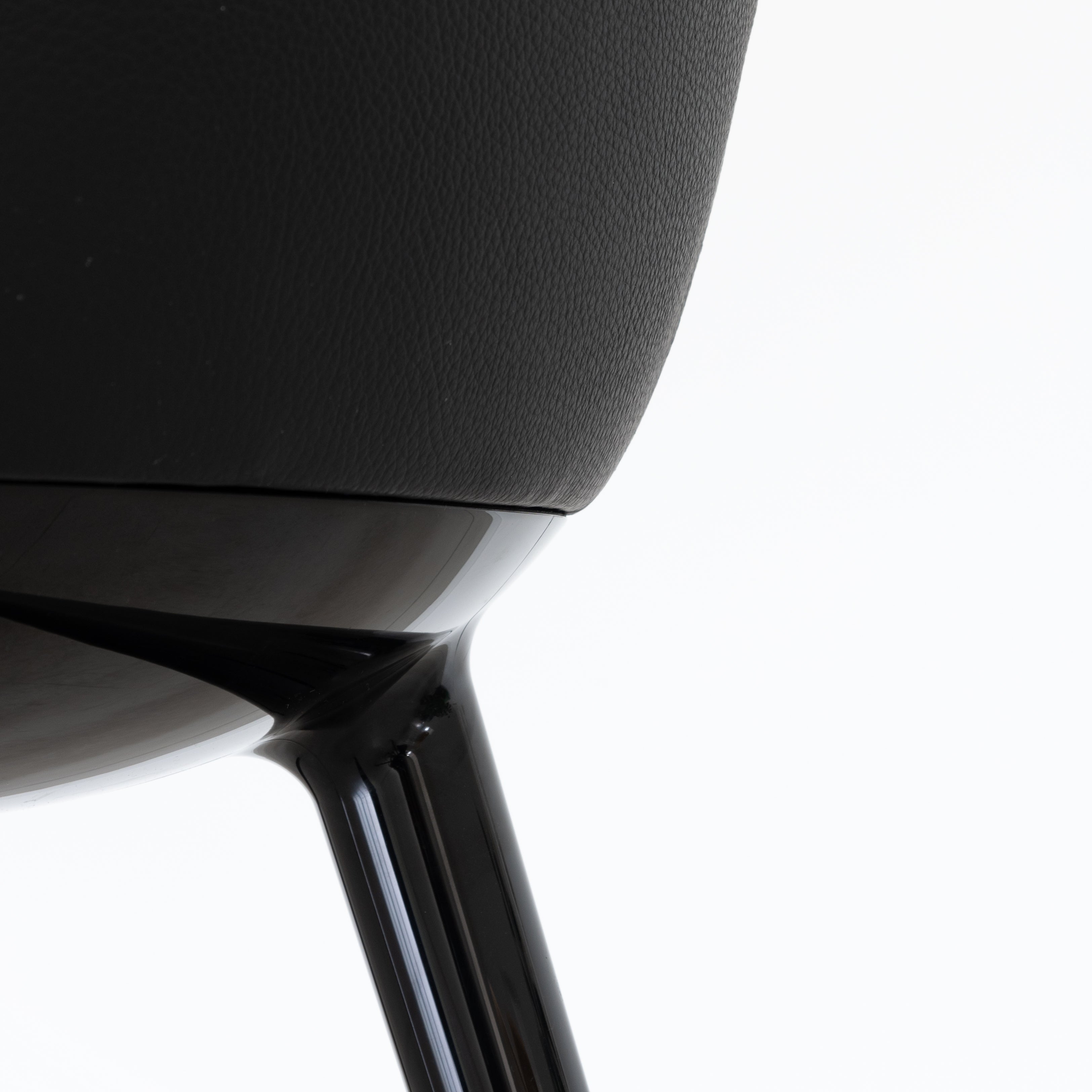 Krzesło CYBORG LORD czarny skóra Magis    Eye on Design