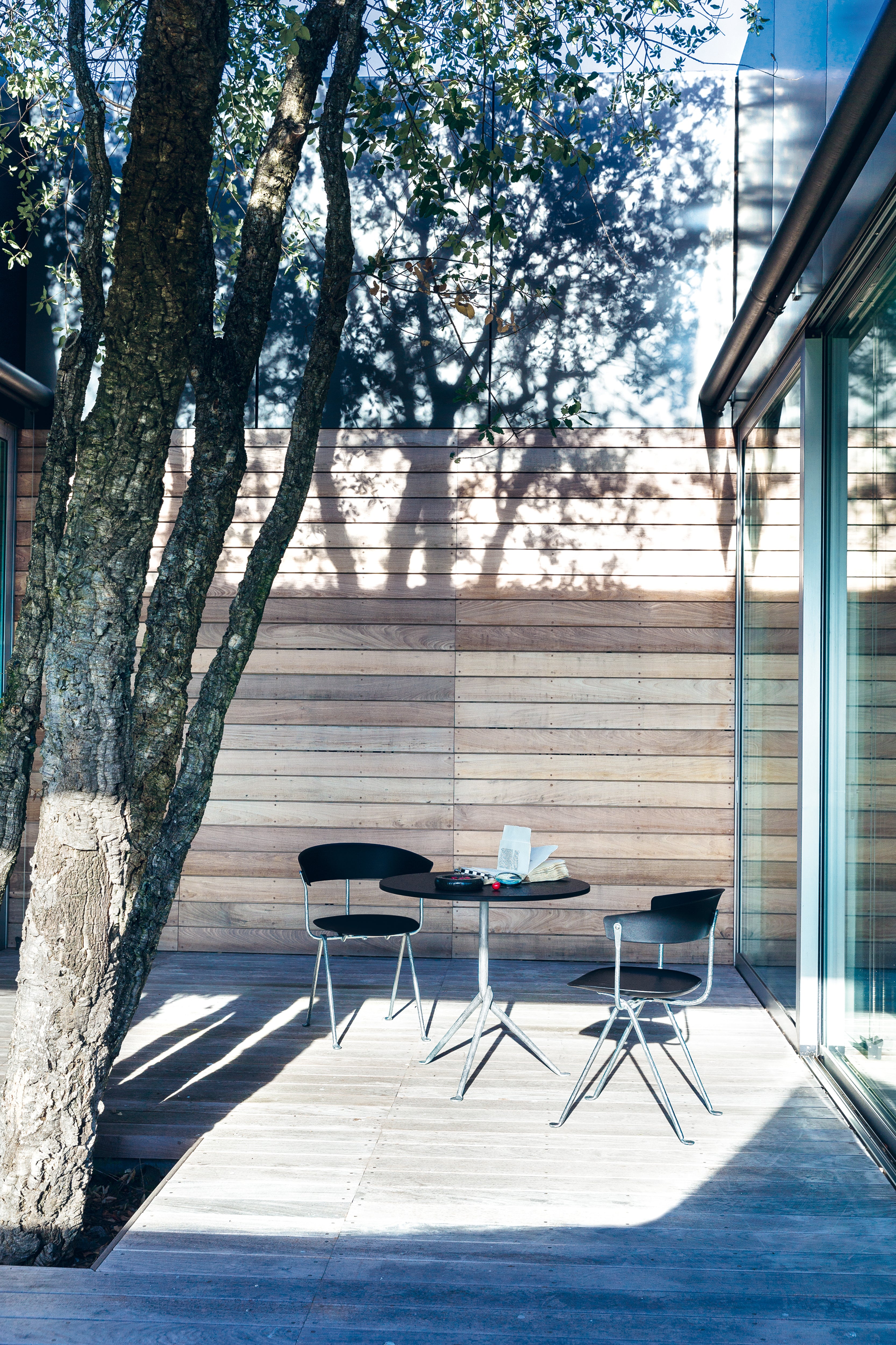 Krzesło OFFICINA antracytowa rama czarna skóra Magis    Eye on Design