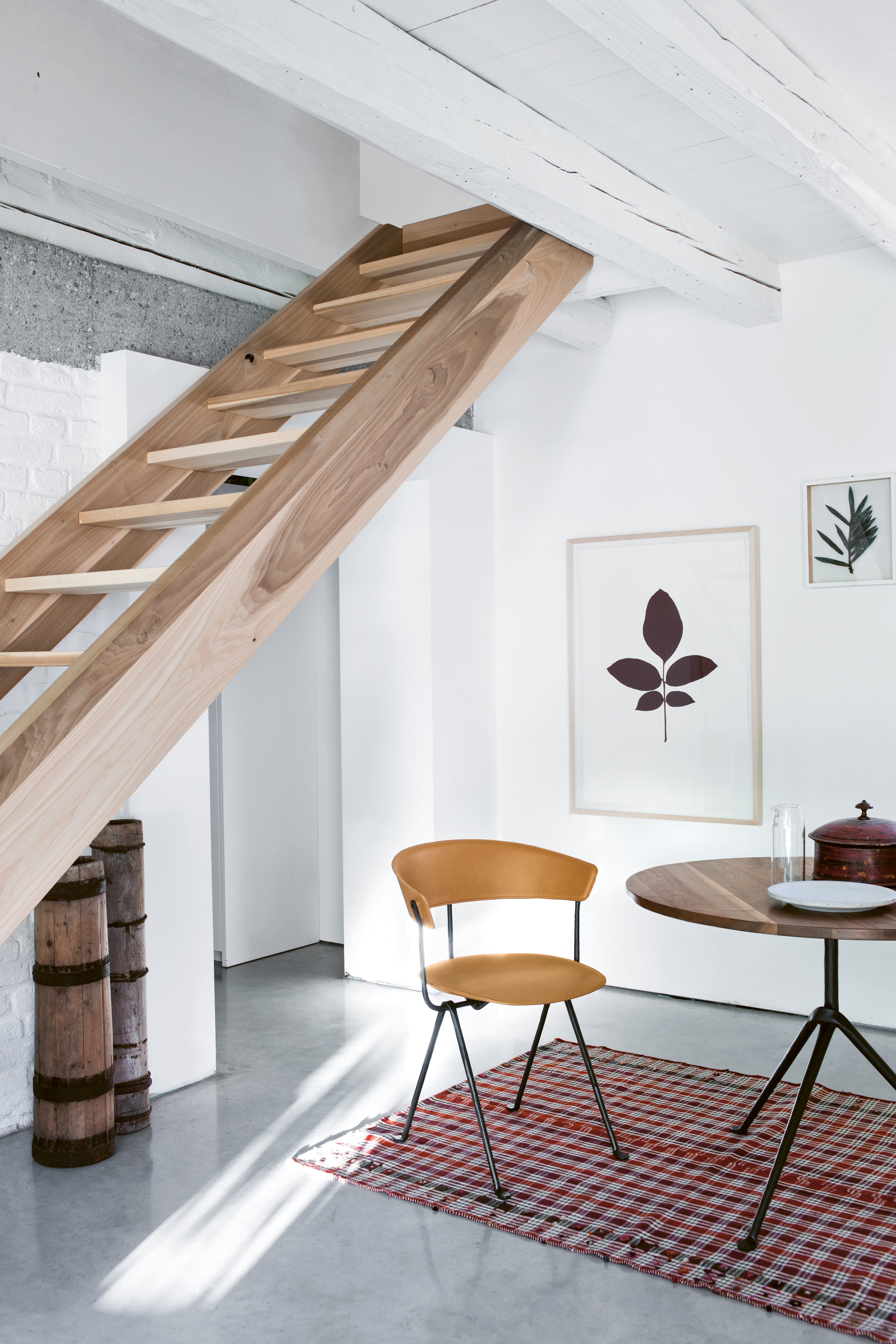 Krzesło OFFICINA antracytowa rama czarna skóra Magis    Eye on Design