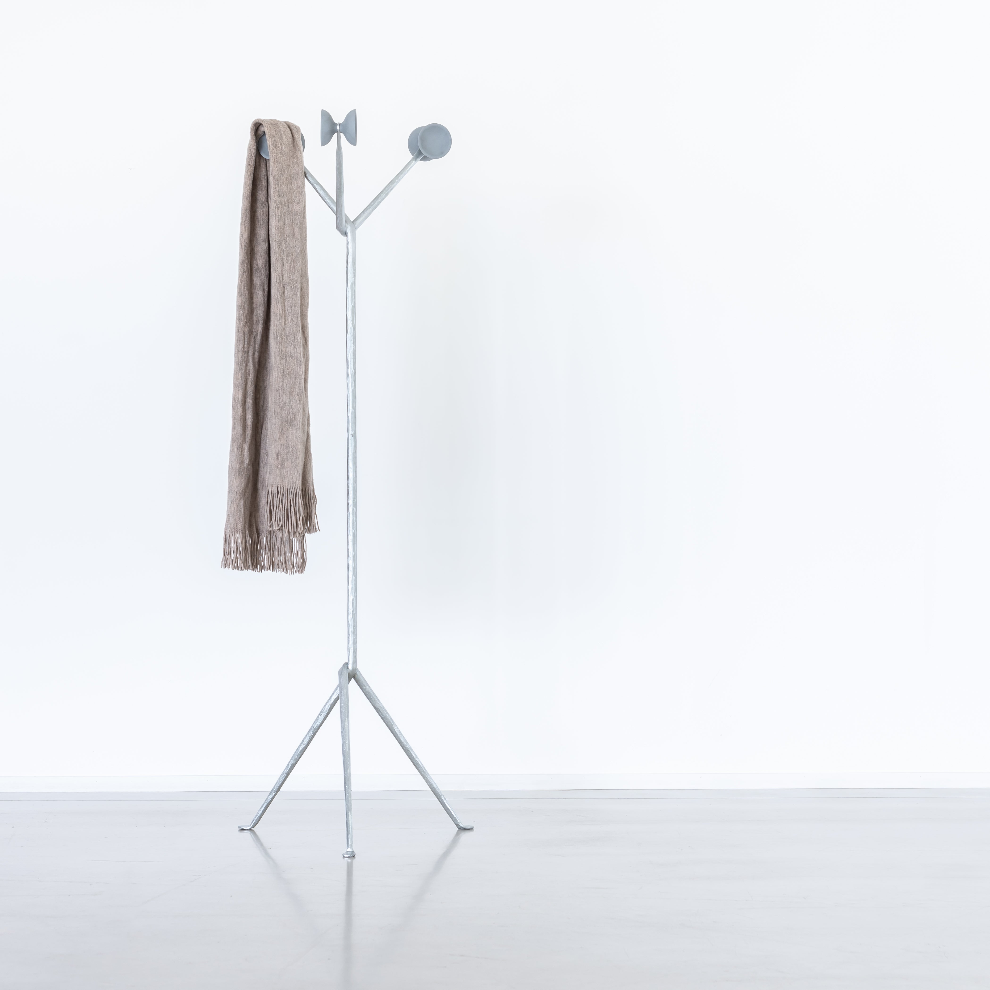 Stojak na płaszcze OFFICINA czarny i czarny Magis    Eye on Design