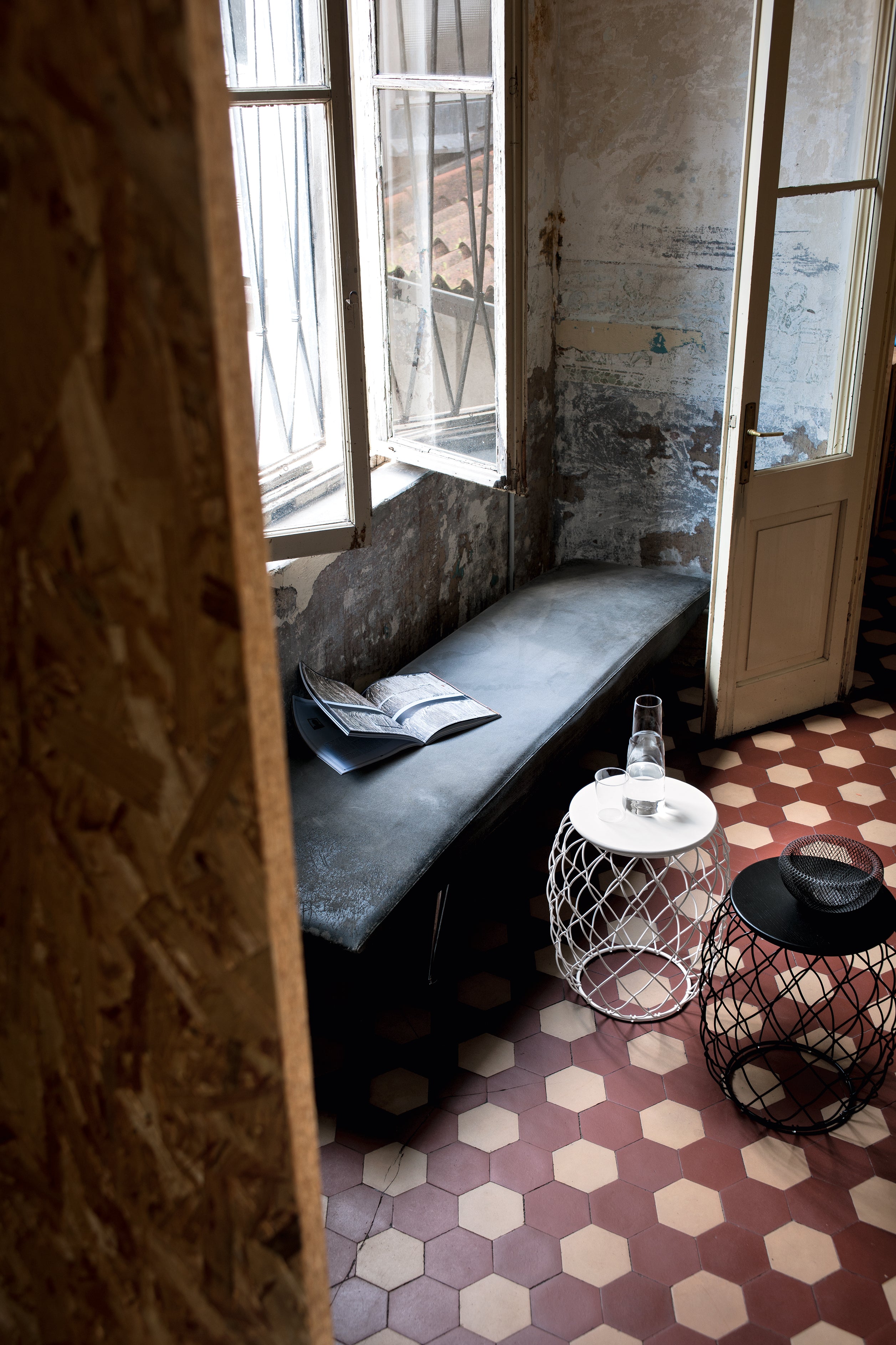 Stolik boczny wewnętrzny PIÑA czerwony Magis    Eye on Design