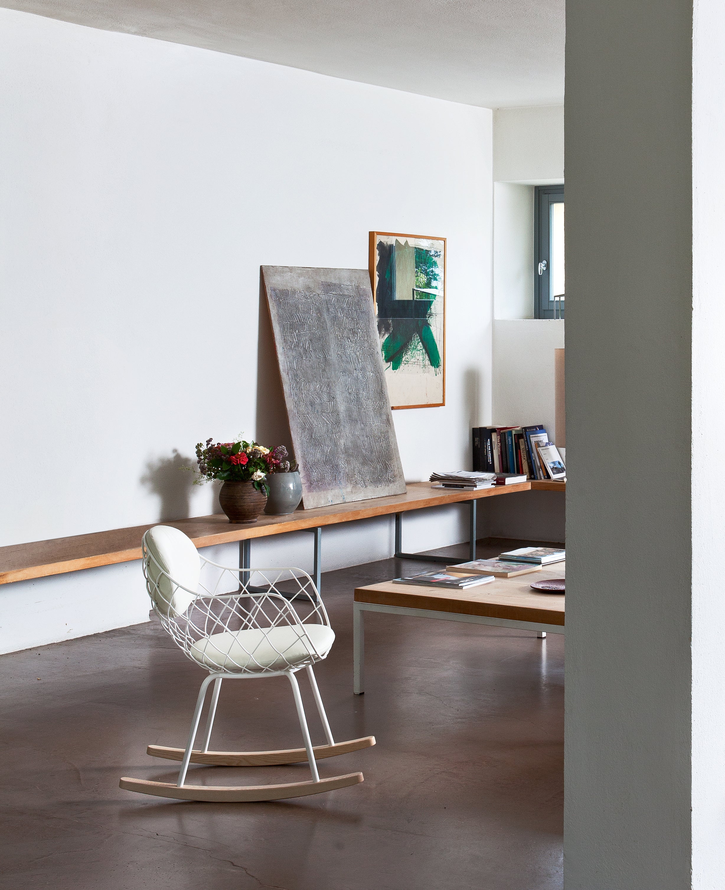 Fotel bujany PIÑA biały i drewno (skórzana poduszka) Magis    Eye on Design