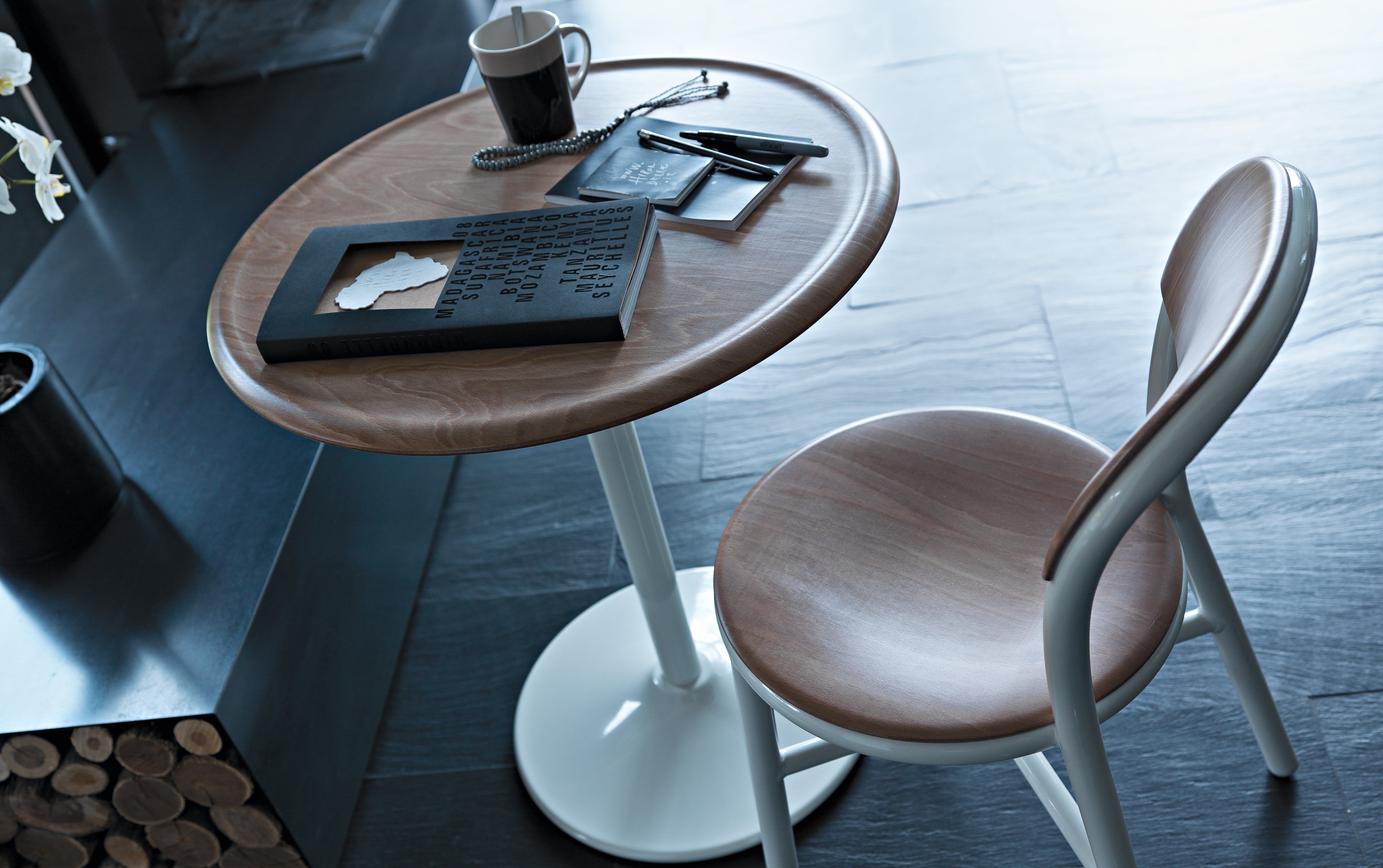 Krzesło PIPE z drewnianymi elementami czarny Magis    Eye on Design