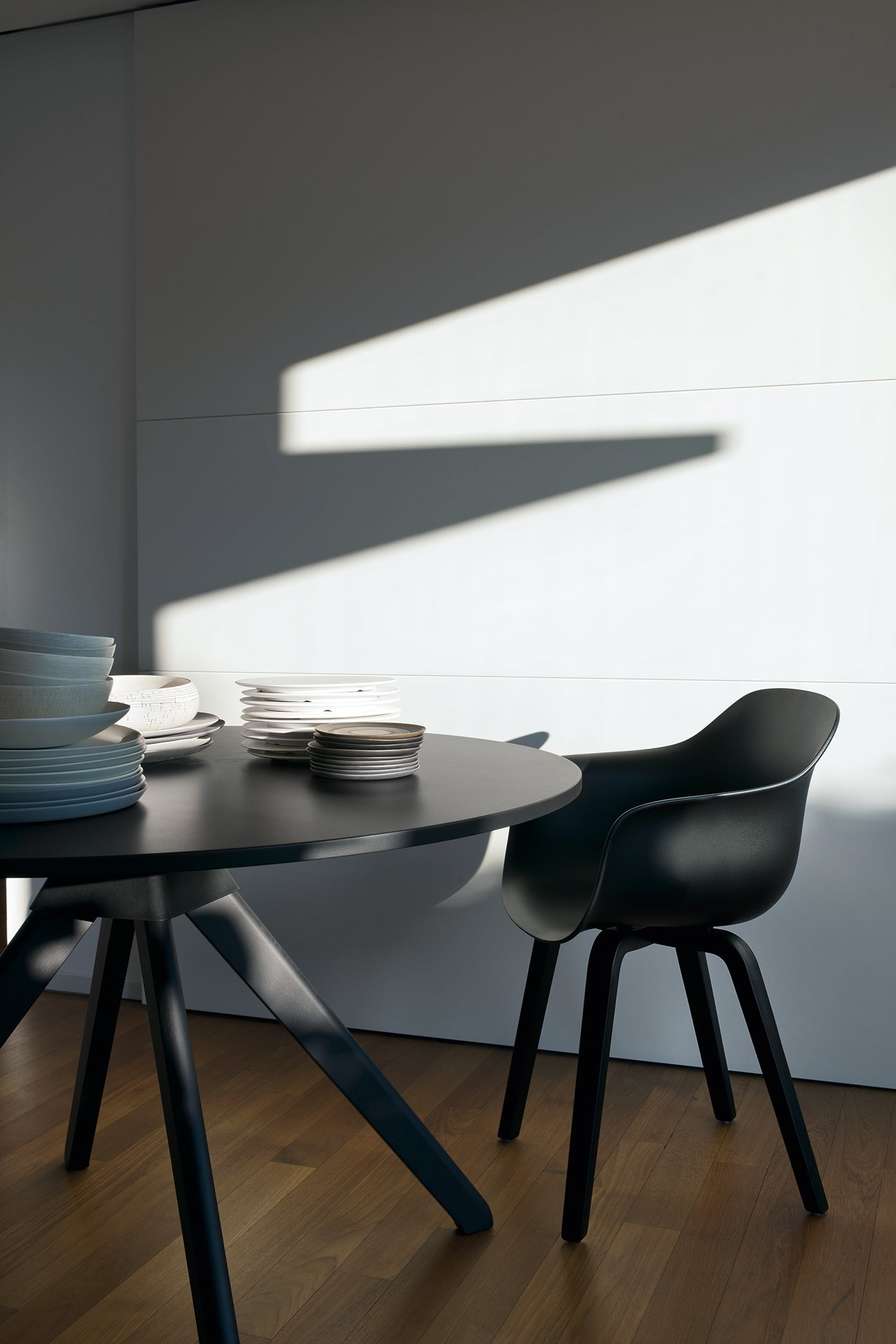 Fotel SUBSTANCE z drewnianymi nogami czarny Magis    Eye on Design