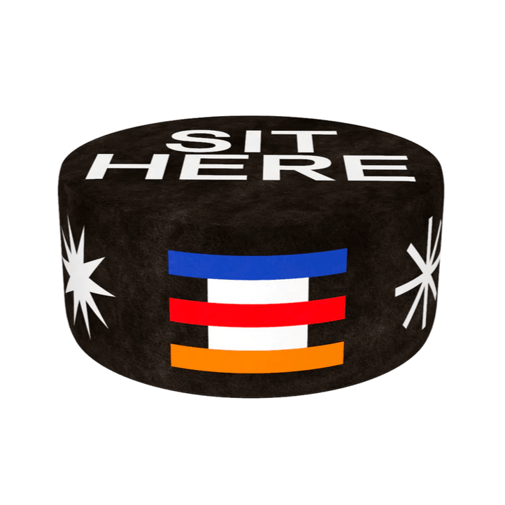 Puf szeroki SIT HERE czarny Qeeboo    Eye on Design